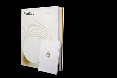 SunSet Buch vor schwarzem Hintergrund