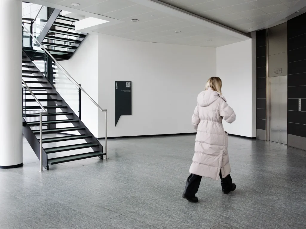 Grosses Schild in Sprechblasen Form im Eingangsbereich der Josefstrasse 23–29