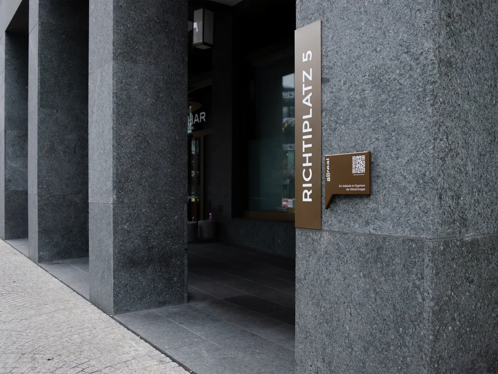 Schild in Sprechblasen-Form am Richtiplatz 5 in gleicher Farbe wie die Signaletik Elemente