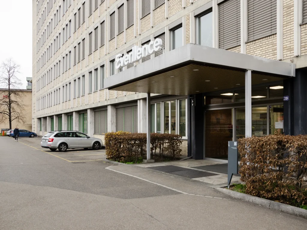 Freistehendes Schild vor dem historischen Gebäude an der Hardstrasse 319