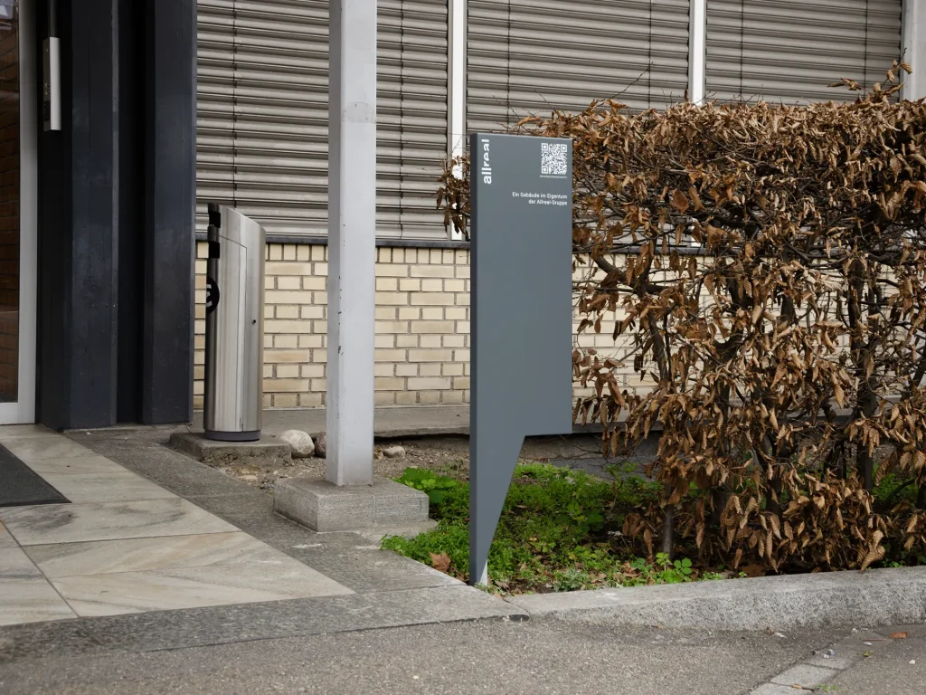 Freistehende Stele in Sprechblasen-Form vor der Hardstrasse 319
