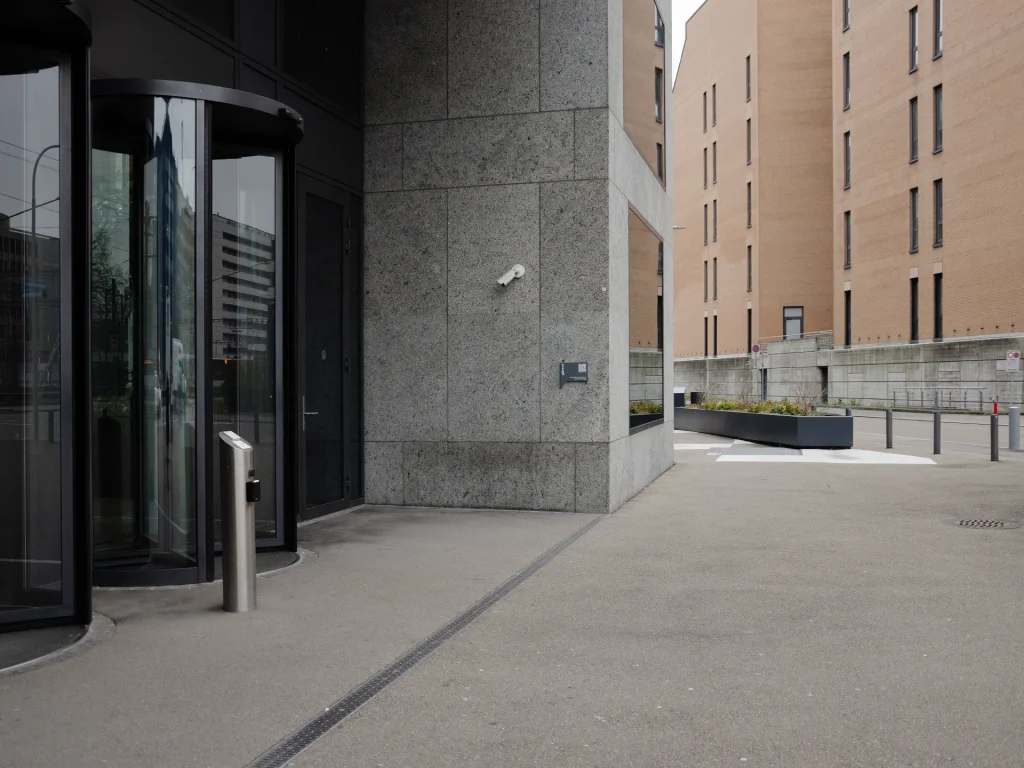 Schild in Sprechblasen-Form im Eingangsbereich der Vulkanstrasse 106