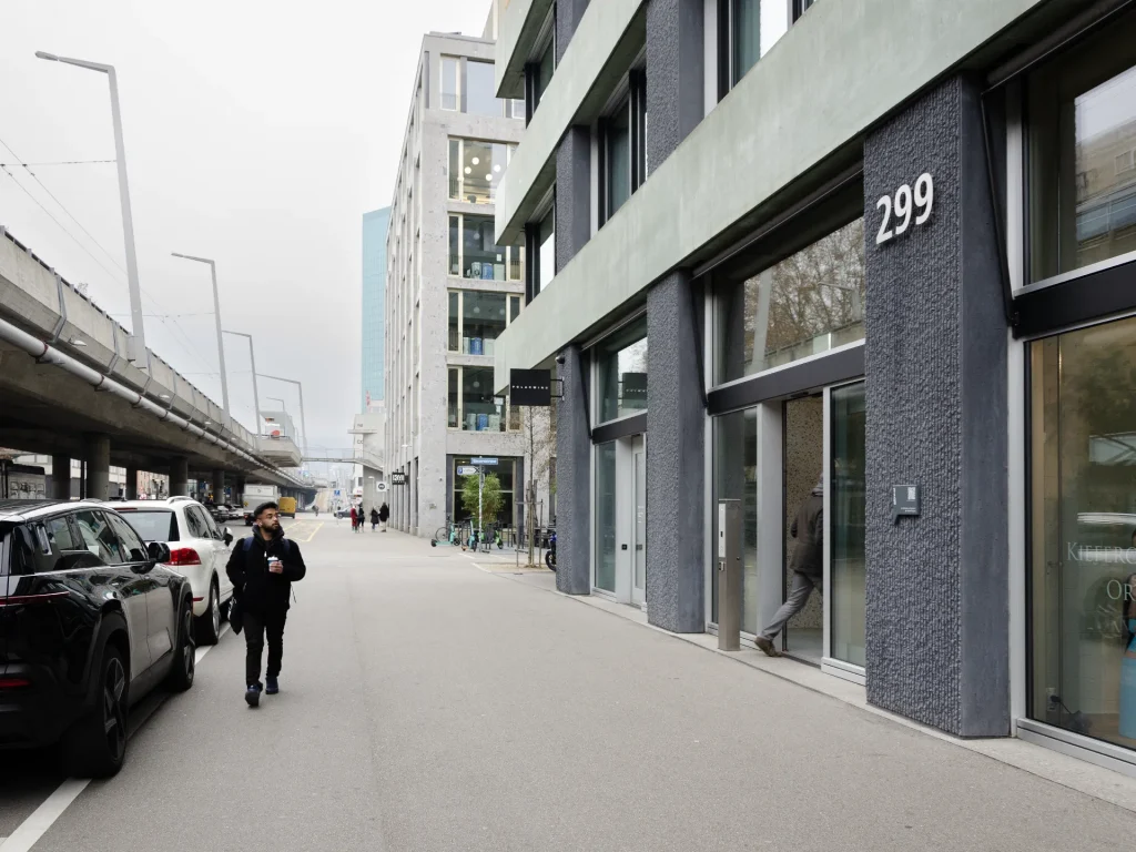 Schild in Sprechblasen-Form an der Hardstrasse 299 mit Sicht auf die urbane Umgebung der Hardbrücke