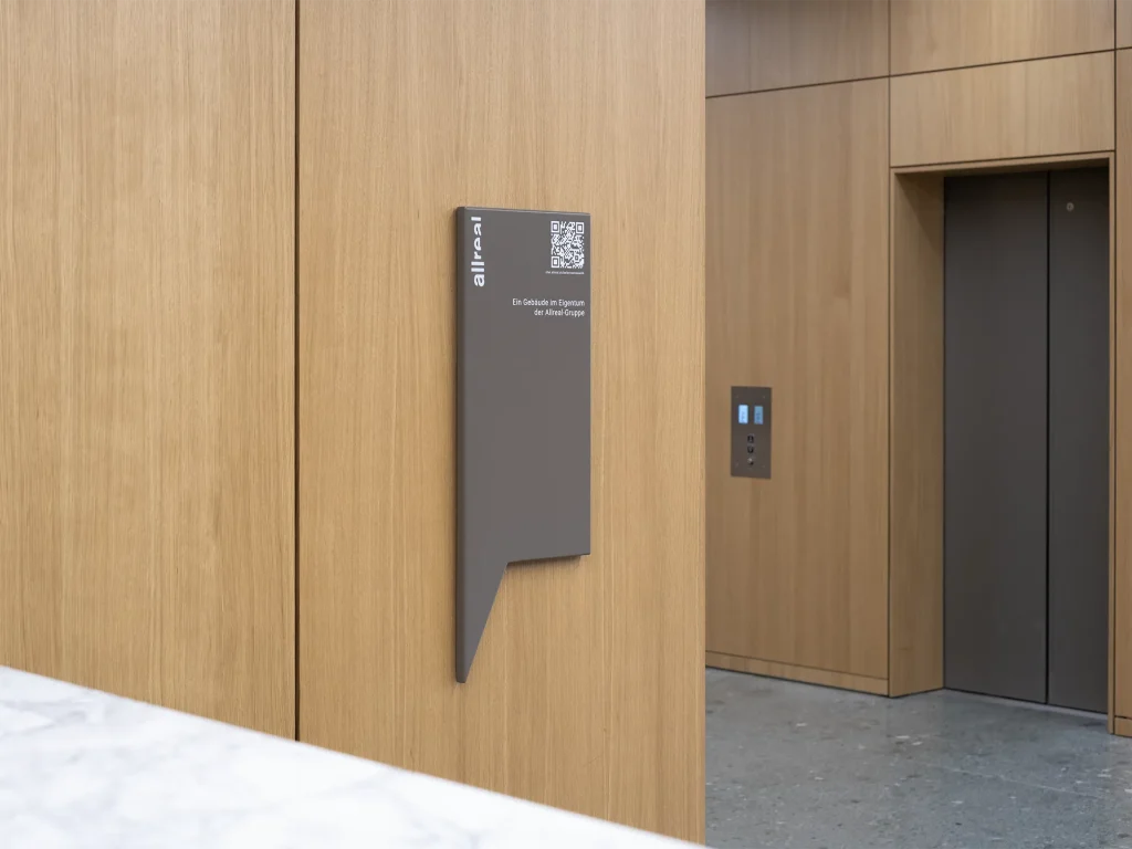 Schild in Sprechblasen-Form im Innenraum an der Bellerivestrasse 36