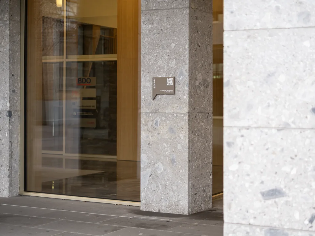 Schild in Sprechblasen-Form im Eingangsbereich der Schiffbaustrasse 2