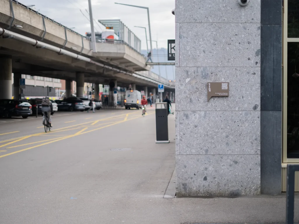 Schild in Sprechblasen-Form an der Schiffbaustrasse 2 mit Sicht auf die urbane Umgebung der Hardbrücke