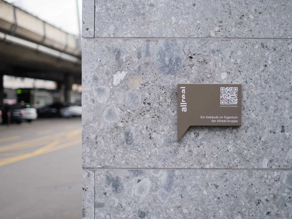 Schild in Sprechblasen-Form an der Schiffbaustrasse 2 mit Blick auf die Hardbrücke