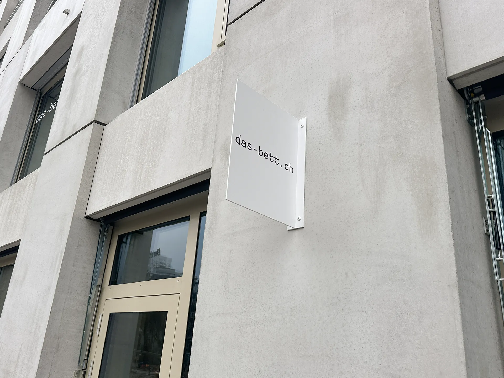 schmales dezentes Stechschild in weiss