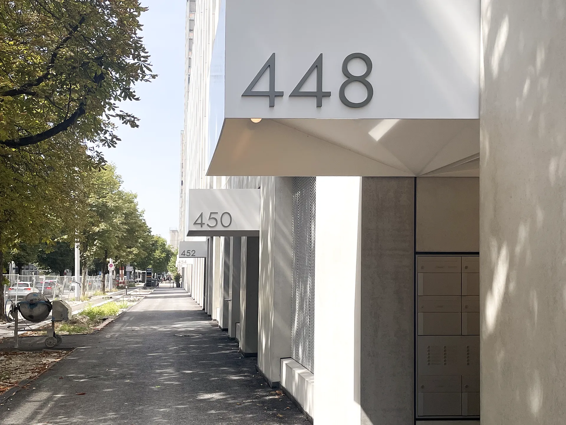Hohlstrasse – dreidimensionale Adress-Nummern in erdgrün auf strahlweissem Vordächern