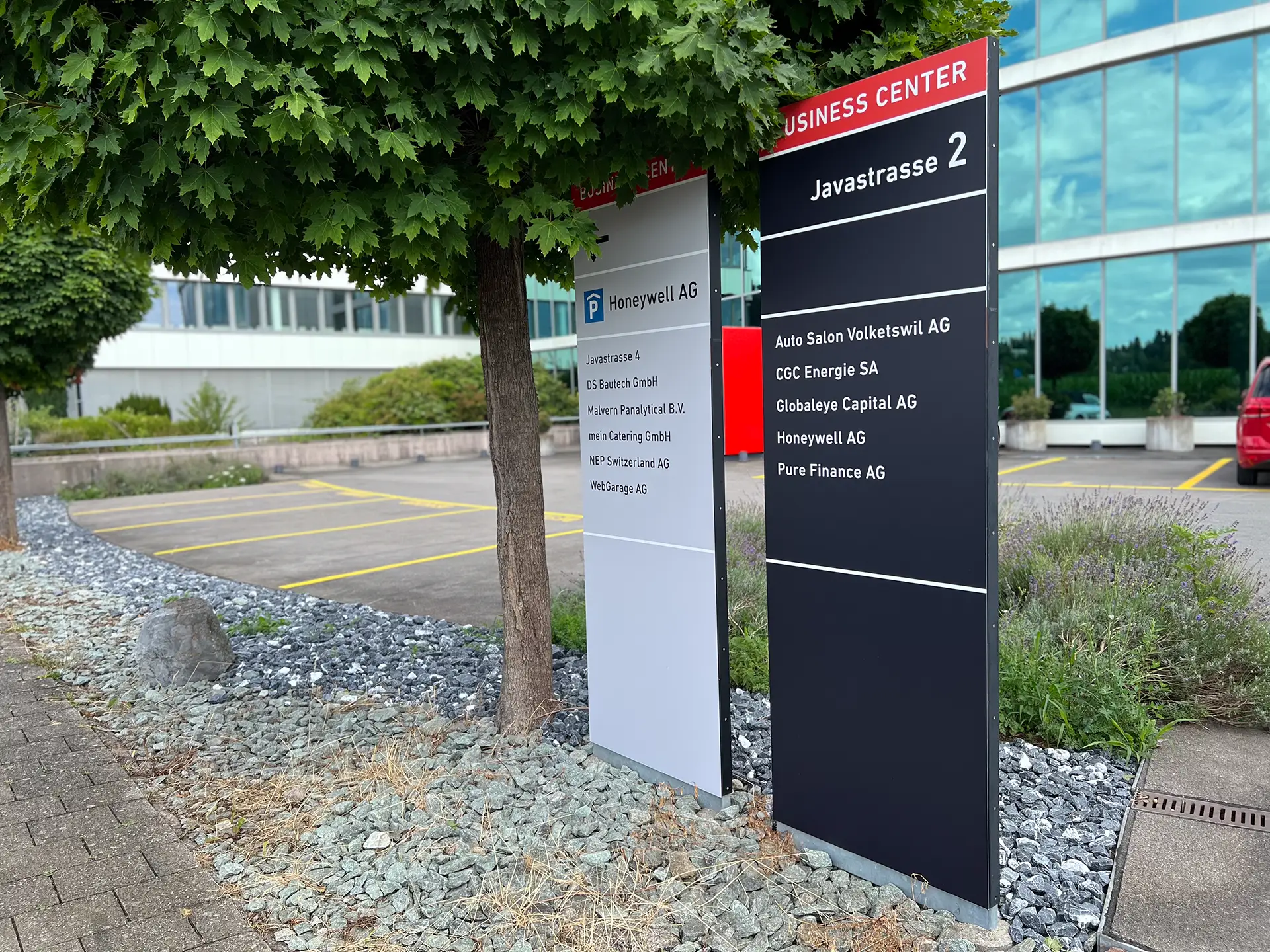 2 Stelen im Aussenbereich