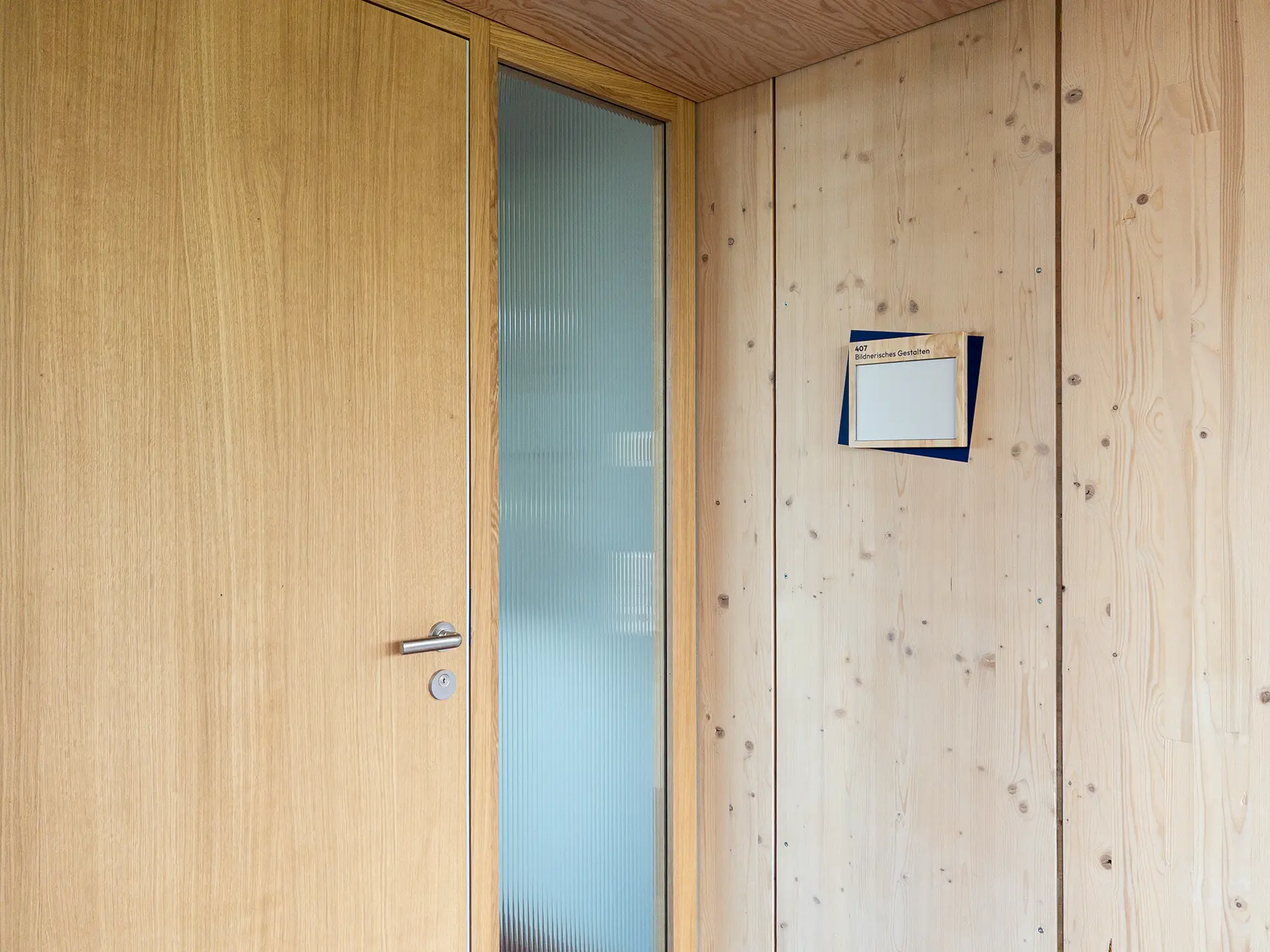 Eingang Klassenzimmer, mit Stundenplan