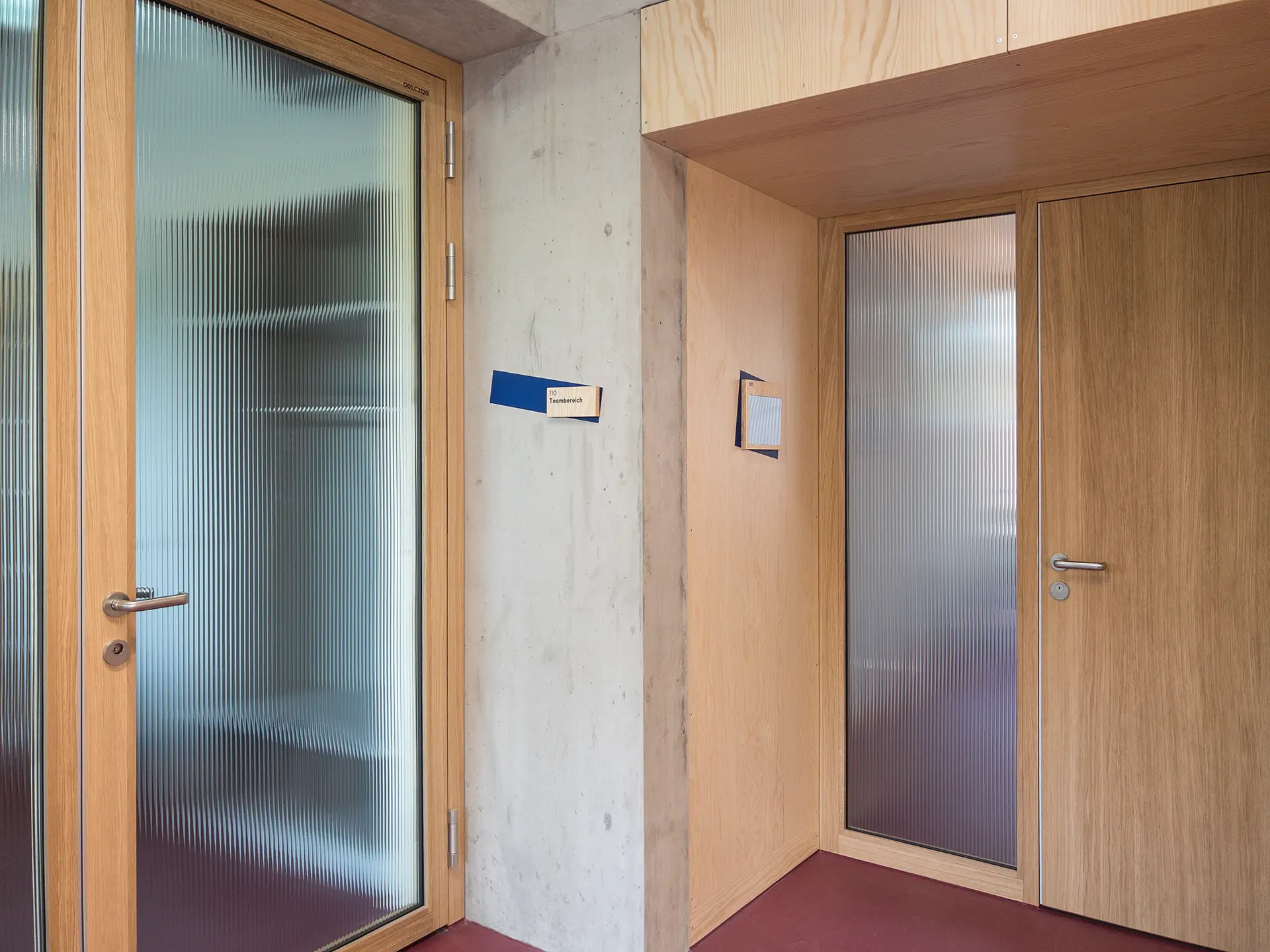 Eingänge Klassenzimmer und Lehrpersonen