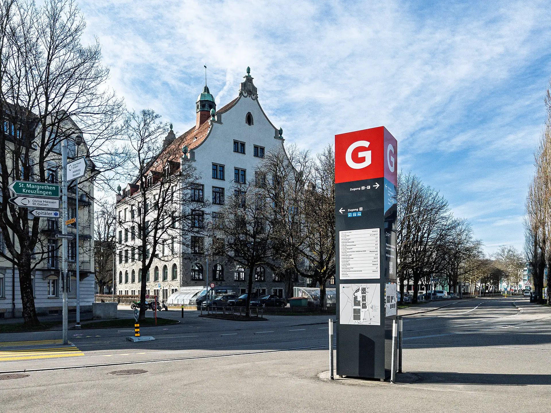 Stele Eingang G mit Hadwig-Schulhaus