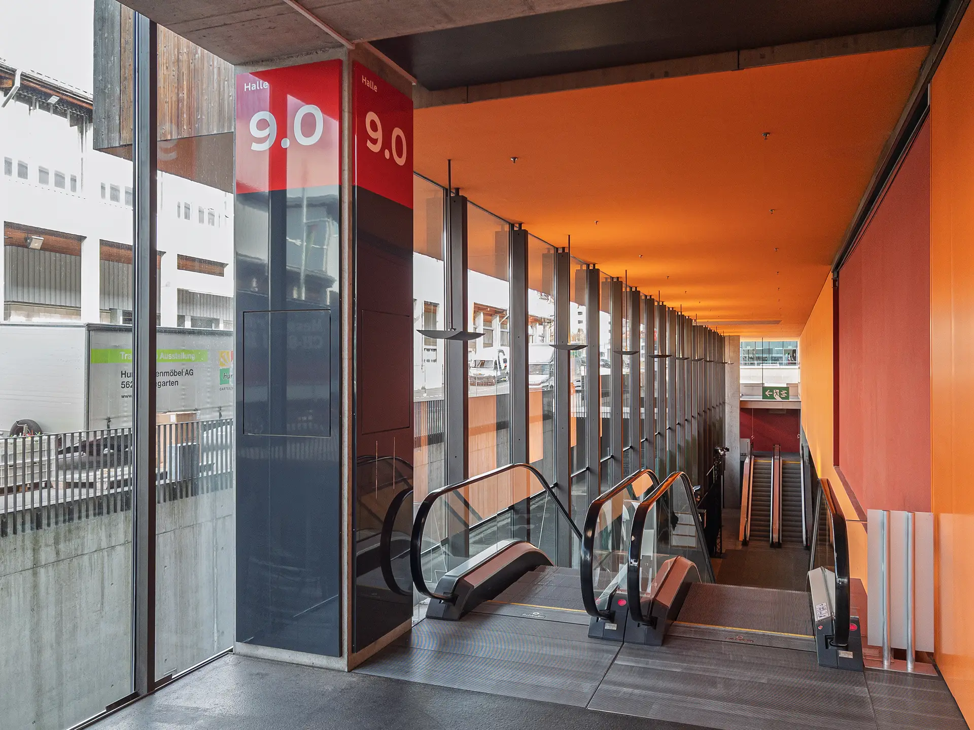 Rolltreppe zu Halle 9.0
