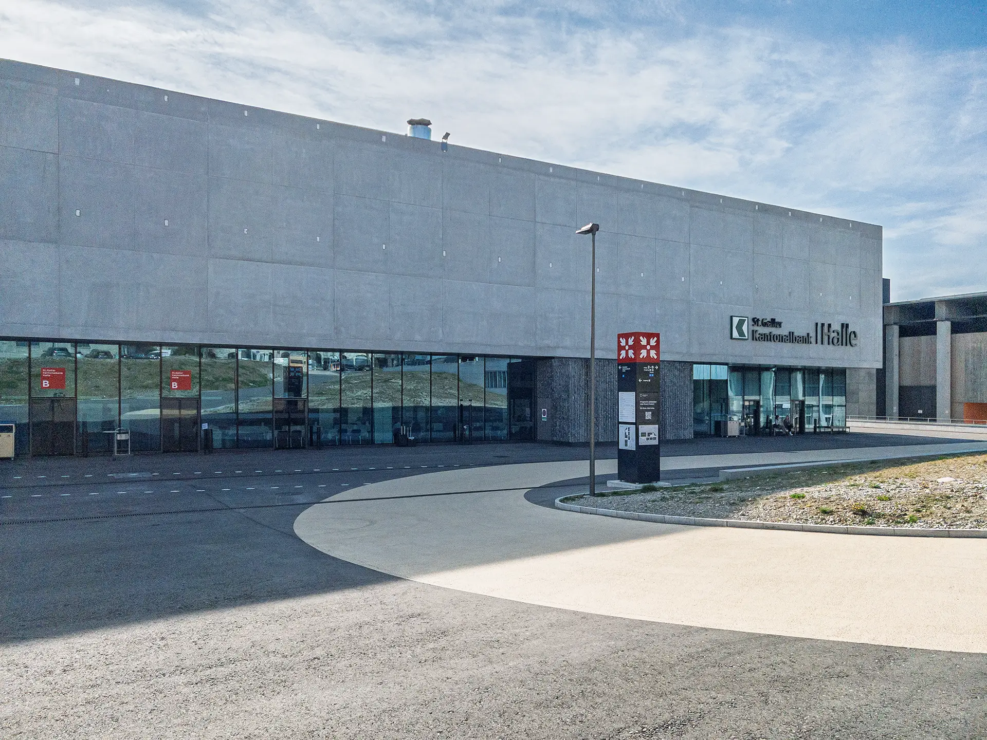 Zugang zu Halle 1 (SGKB-Halle); Treffpunkt-Stele