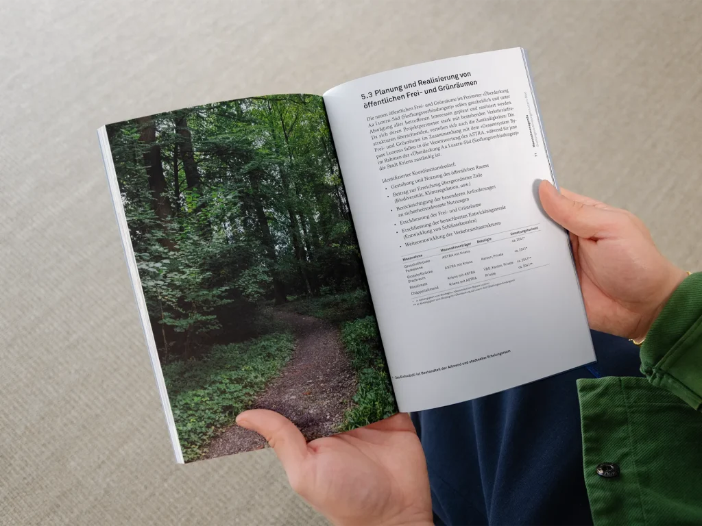 Doppelseite mit Tabelle und atmosphärischen Bild