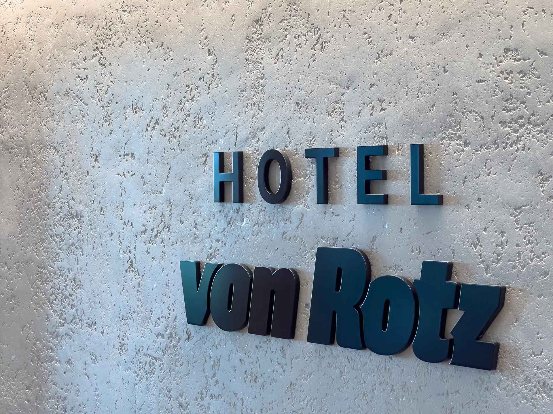 Logo «Hotel» von Rotz» am Hoteleingang