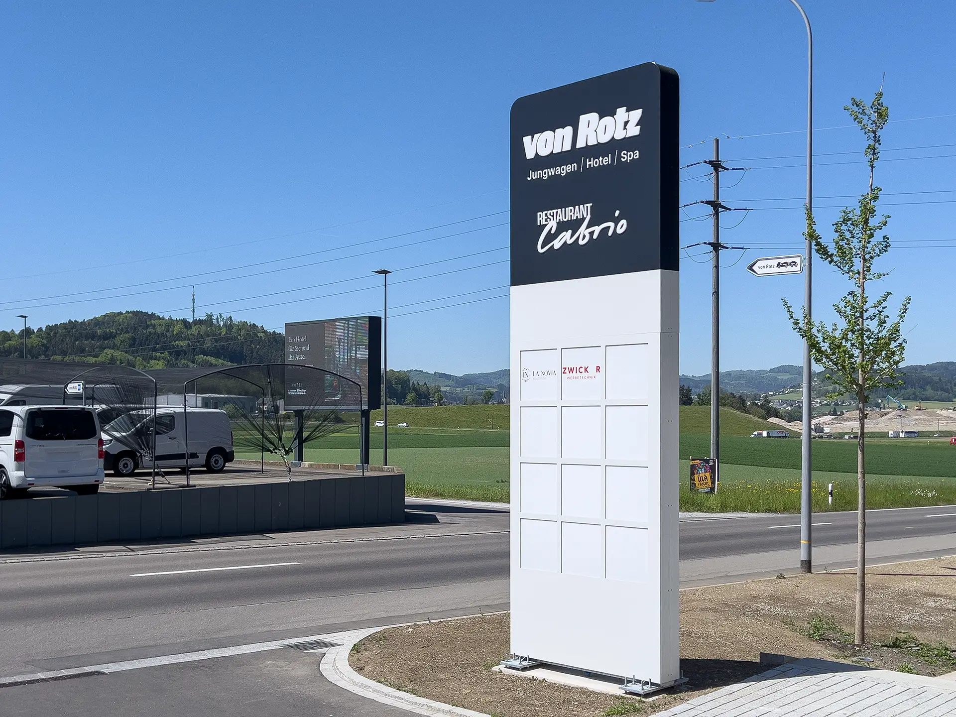 Werbe-Pylon mit Identifikationsflächen für Mieter
